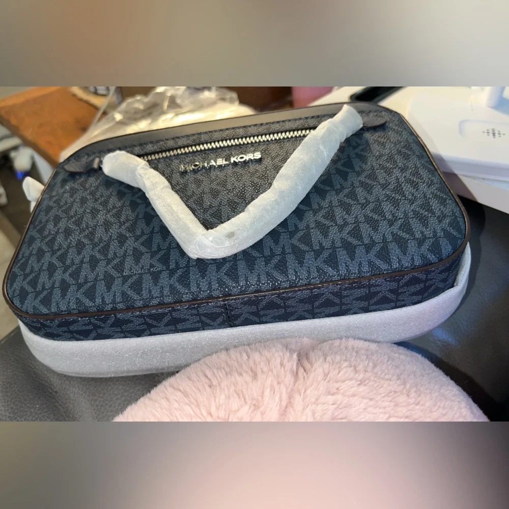 Michael Kors Jet Set Large East West Signature Leather Crossbody
Handbag - Picture 7 of 15